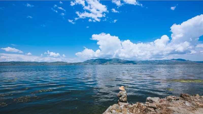 大理夏令營結(jié)合軍旅生涯增強青少年的集體榮譽感！